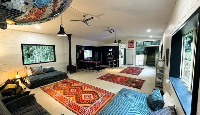 The Disco Studio - Unique Artist Escape with Swimming Hole in Gleniffer