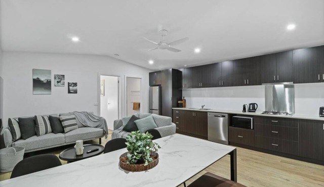 "The Eildon" 2 Bedroom Villa - Cabin Villa Sleep up to 5 in Thornton