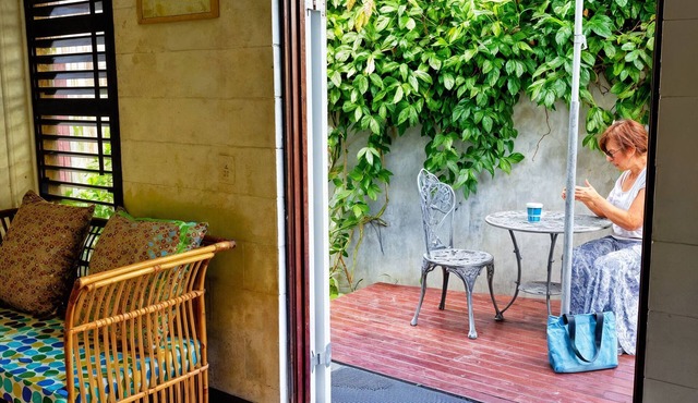 The Gallery Studio, modern, close to airport & CBD for short or long term stays. in Whitfield