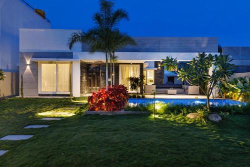 The Garden Stay by StayJade Pool Lawn 1h HSR