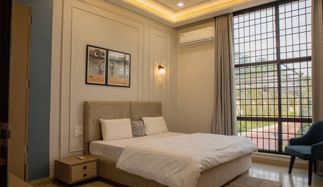 The Hallway is distinguished by its idyllic location between city shores.