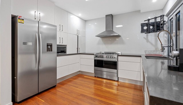 The Hampton Retreat - 6BR 16 Guest Pet Friendly House in Bulimba