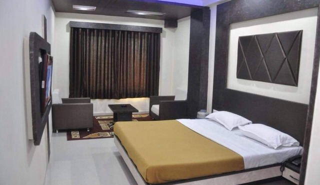 The New Holiday Inn