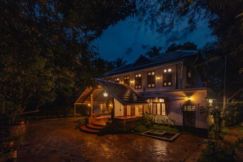 The Oneness Living- Seasonal Heritage stay with Tholpaavakoothu nights