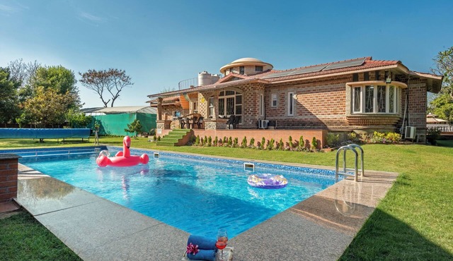 The Orchard Farm, Manesar- Luxury Pet- Friendly Farm with private pool & Jacuzzi