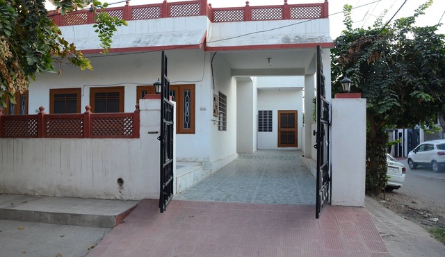 The Pink City Travellers Home-A spacious 3 Bedroom bungalow with Breakfast