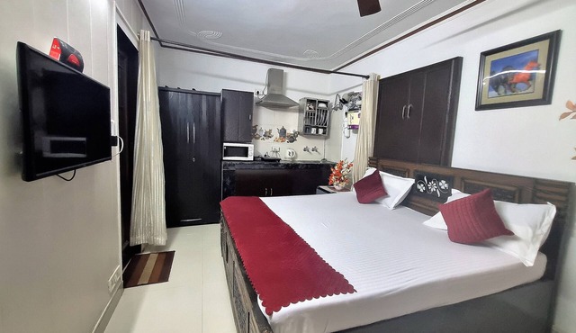The Royal Haven Couple Retreat in Vasant Vihar Near Airport