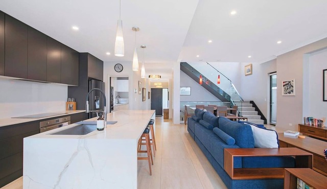 The Stuart Tri Level Luxury with Poolside Dining in Bulimba