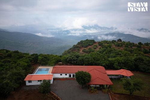 The Windchime by StayVista - 4BHK Pet-Friendly Villa with Jacuzzi in Mahabaleshwar