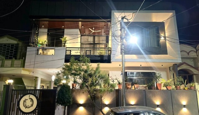 The Yellow Door: Friendly 5 Star 2200²ft Independent, Modern Cozy & Central Home