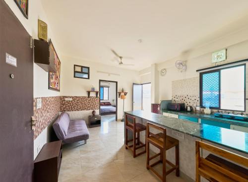 TicAna Large 1Bedroom Living Kitchen with AC , fiber wifi Rooftop garden lake view
