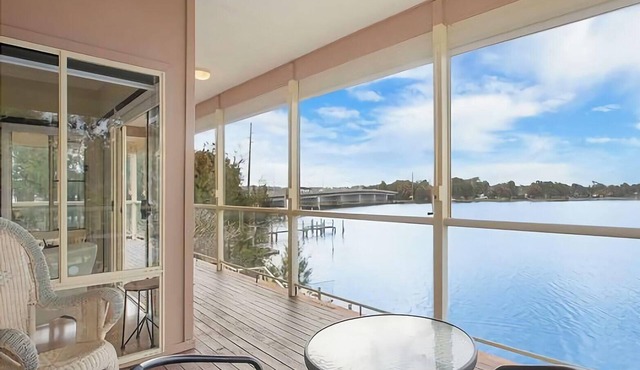 Tide view - A waterfront retreat with a BBQ, Kayak