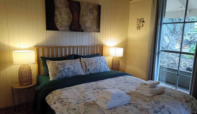 TimberLoo Cottage 4 (1 Queen Bed) SPA & Wood Stove in Kalimna
