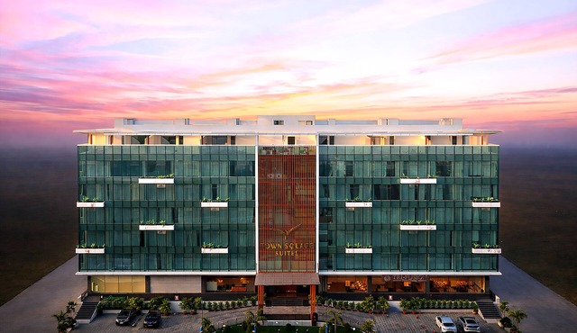 TOWN SQUARE SUITES