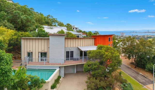Townsville Castle Hill Retreat with Pool & Ocean Views in Castle Hill