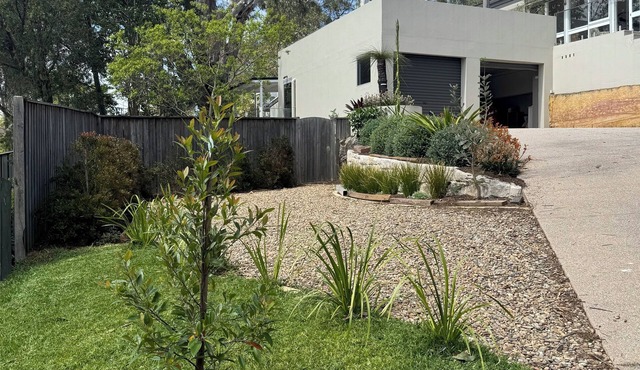 Tranquil bush setting, with private access and off street parking