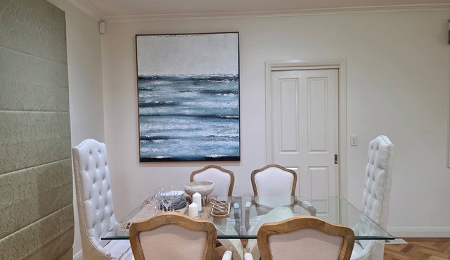 Tranquil Home with Big TV and Fast Internet in Glen Waverley