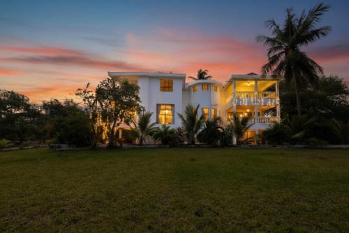 Tranquil Kilifi Creek-Front Villa, a Private Oasis in Takaungu