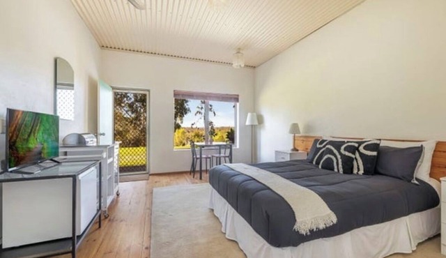 Tranquil motel style large room. in Armagh