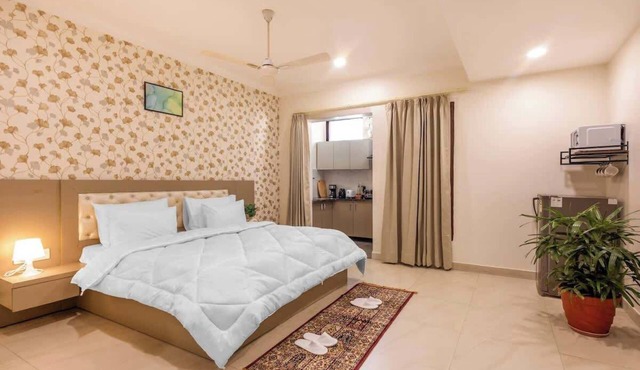 Tranquil Nest in Gurgaon w/balcony