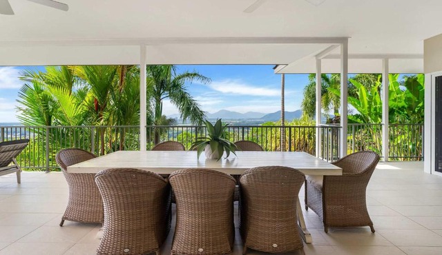 Tranquillity - Poolside Sanctuary & Rainforest Views in Smithfield