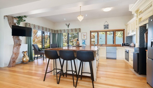 Tree House on the Murray - Incredible five bedroom, two bathroom resort style home on the Murray River in Bonegilla