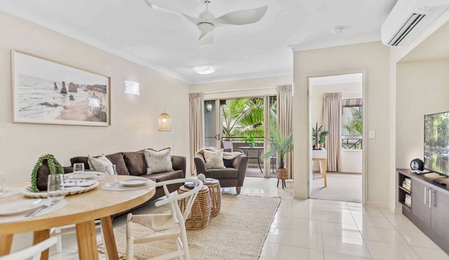 Tropical Resort Apartment with 9 Pools and Gym in Westcourt