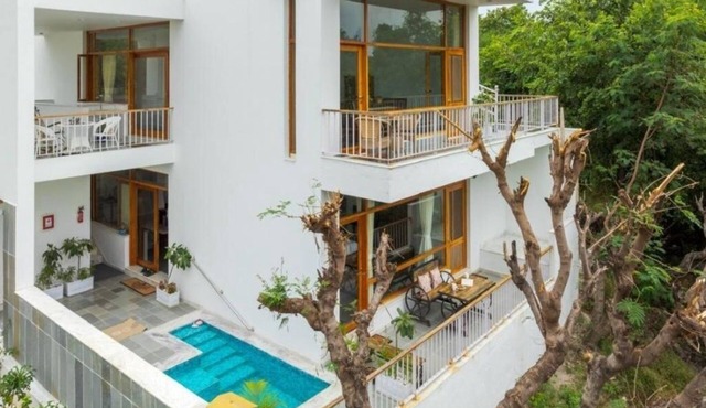 Two-bedroom boutique homestay with a serene view of Lake Lakhawali and Aravalis.