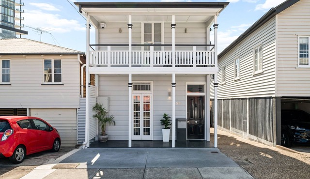Ultimate Location! Whole House, no Shared Spaces. Pets and Kids Warmly Welcome! in Fortitude Valley