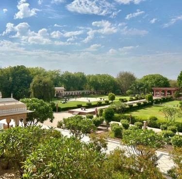 Umaid Palace - A Lakeside Resort - 25 minutes from Mehandipur Balaji - 20 minutes from Chand Baori Stepwell Abhaneri & 40 minutes from Bhangarh Fort