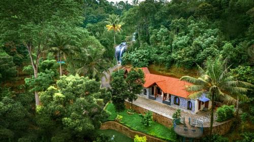 Urava Farmstay- Private waterfall, near Vagamon, Thekaddy, Munnar