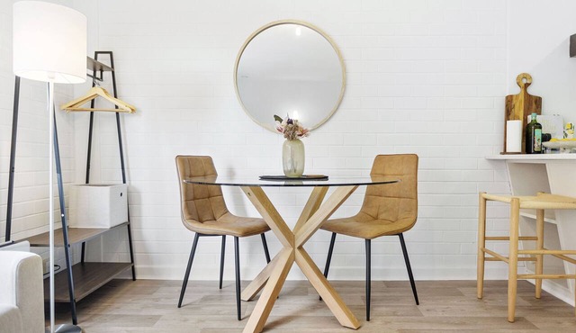 Urban Chic Studio by 'the Strip' in Victoria Park