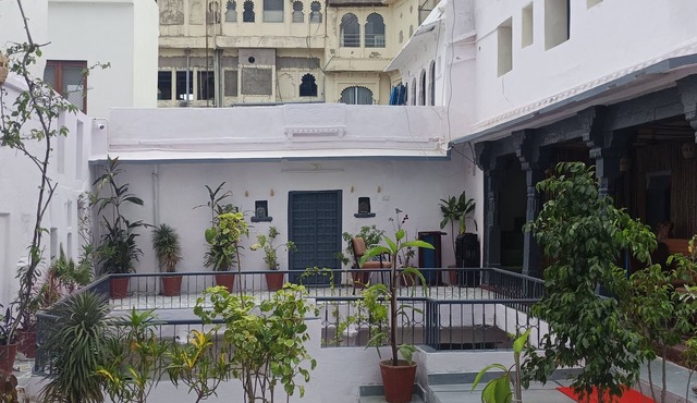 Veda Heritage -350 yrs old Heritage Haveli, yoga Courtyard & Lake View Rooftop