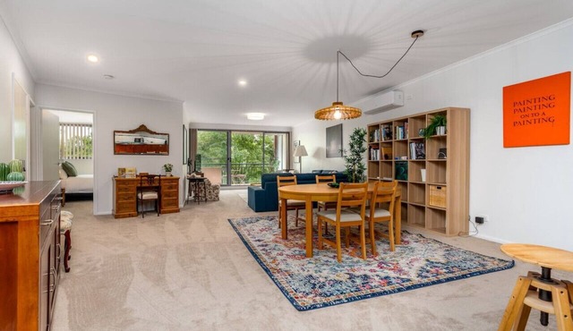 Vibrant 2BR Apt | 500m to Manuka/Kingston!