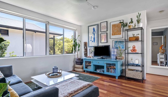 Vibrant Beachside Retreat: 2BR Unit in Freshwater in Freshwater