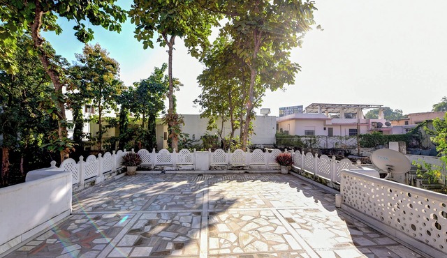 Villa 10 Para - 2BHK City Center Stay Balcony Green Surroundings 4 Pax