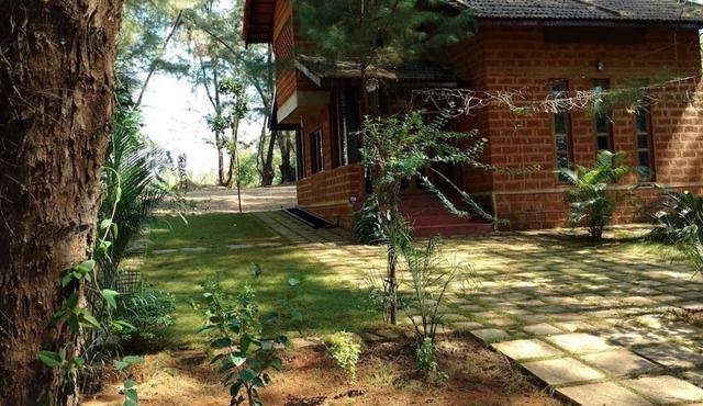 Villa Casuarina, near beach in sprawling grove