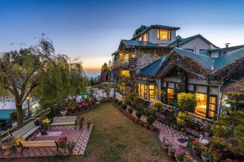 Villa Mountain Crest Kasauli with Treehouse , Sundeck & Breakfast
