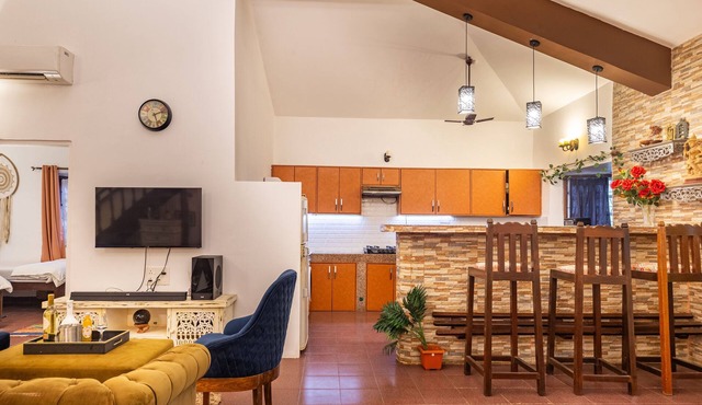 Villa Pura Vida, tranquil & quaint villa with private pool in party Central Goa
