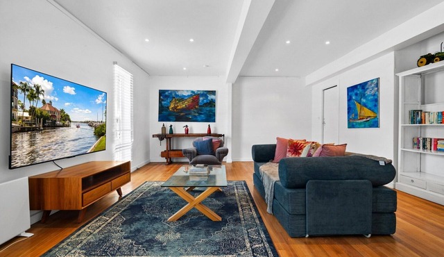 Vintage loft residence with Open-plan mezzanine's in North Melbourne