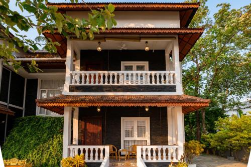 Vintage Retreat by ELIVAAS 5-BHK Riverfront Heritage Villa