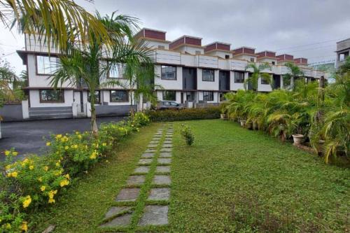 Vista Manor - 3 BHK with pool-1.5 hrs from Mumbai