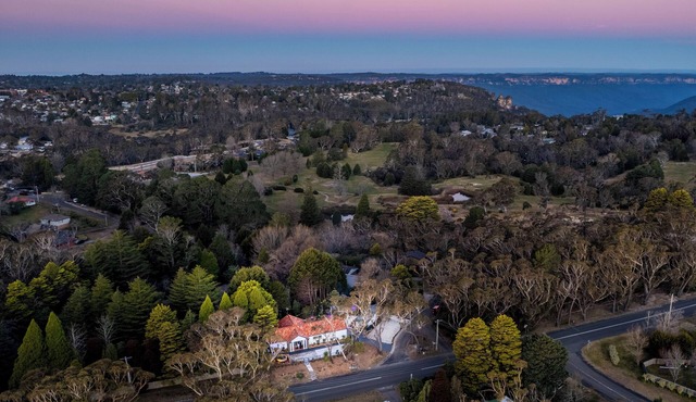 Voice controlled Smart house with 6-person spa and outdoor dining. Pet friendly. in Katoomba