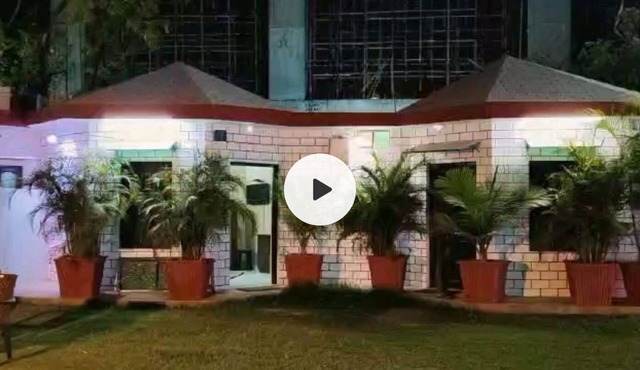 Walking distance jaipur international airport terminal2 big garden area room.