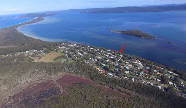 Wallis Lake Retreat - Between the ocean and the lake! in Green Point