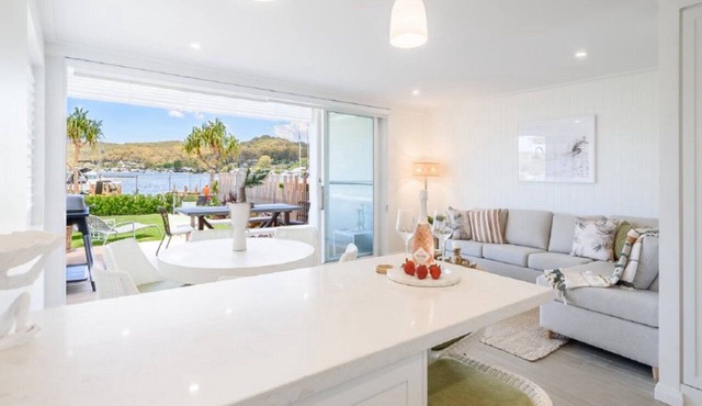 Waterfront apartment, stroll to cafes & restaurant in BOOKER BAY