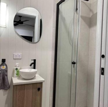 Waterfront Tiny Home in FarmStay in Buninyong