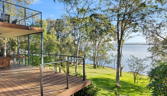Waterfront Treetops Getaway in Wangi Wangi