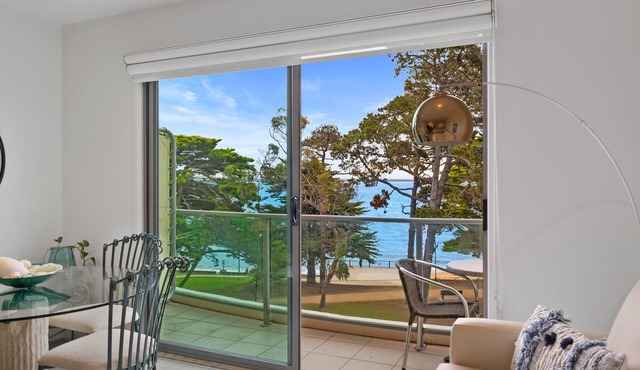 Waves Beach frontage Studio Apartment with views in Cowes (lift access) in Cowes