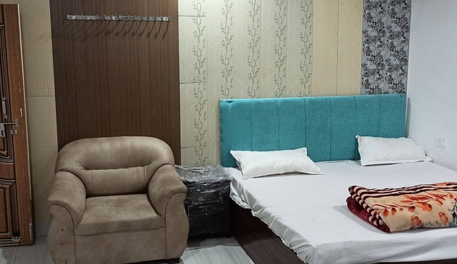 welcoming Varanasi with WiFi, AC. Enjoy your stay couple and family couple